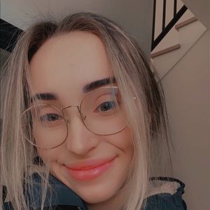 Meet your Posher, Olivia